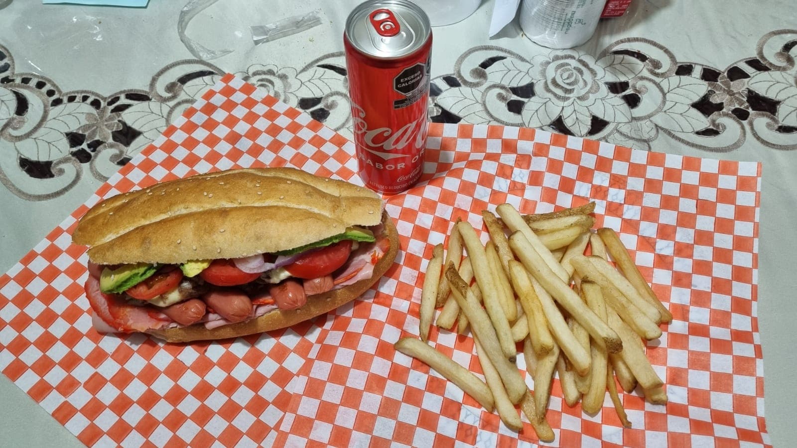 COMBO PAREJA Tortas + Papas + Refrescos
