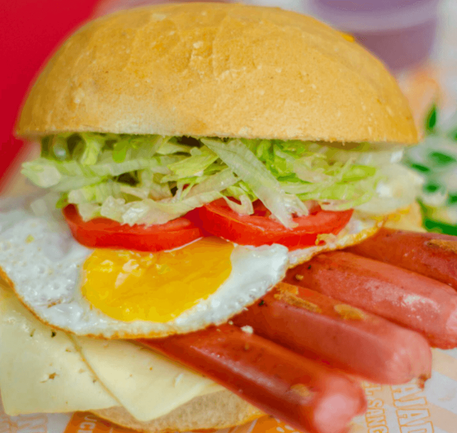 Sándwich de Hot Dog con 4 Tocinos y 1 Huevo
