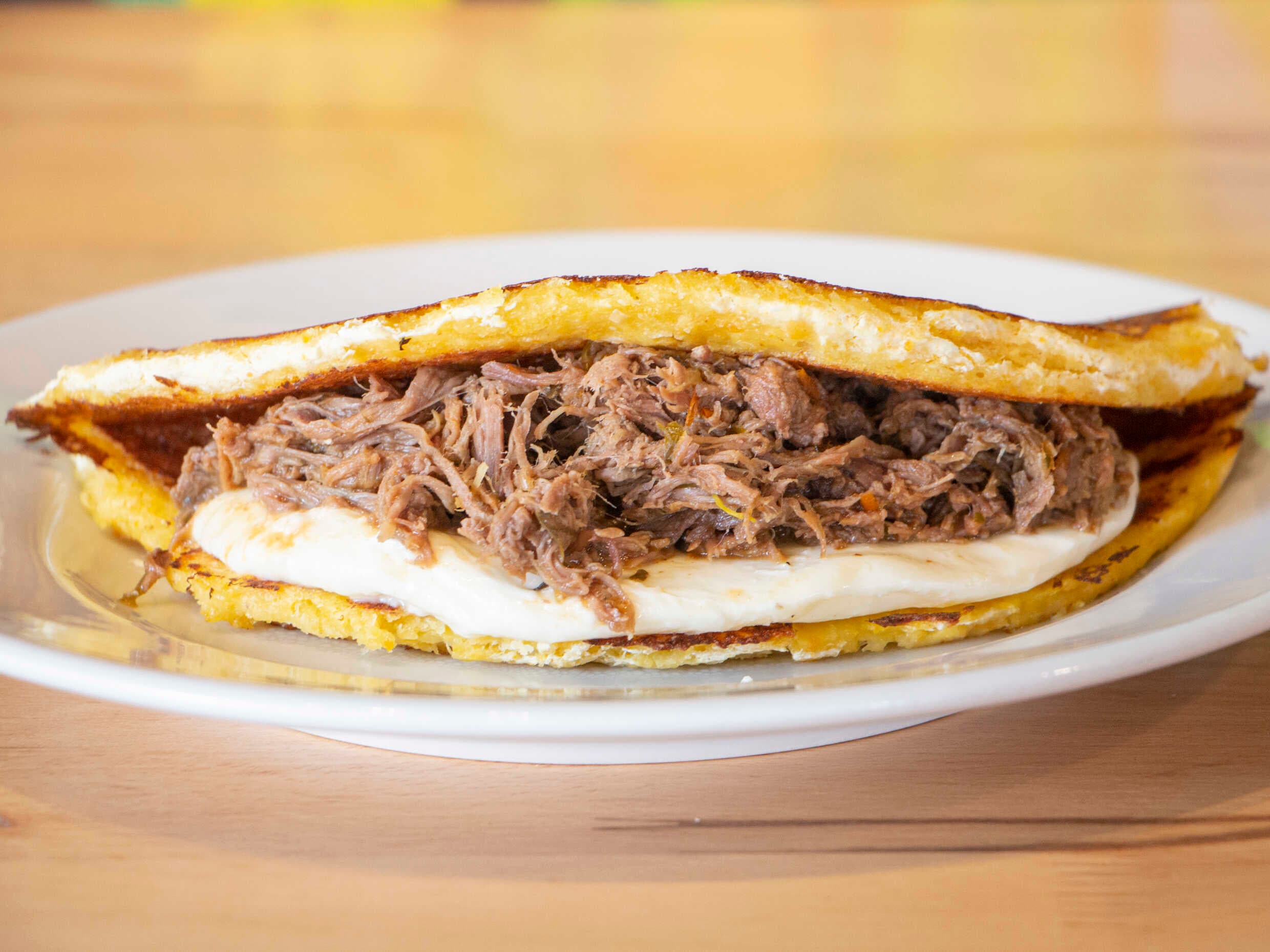 Cachapa carne y queso de mano