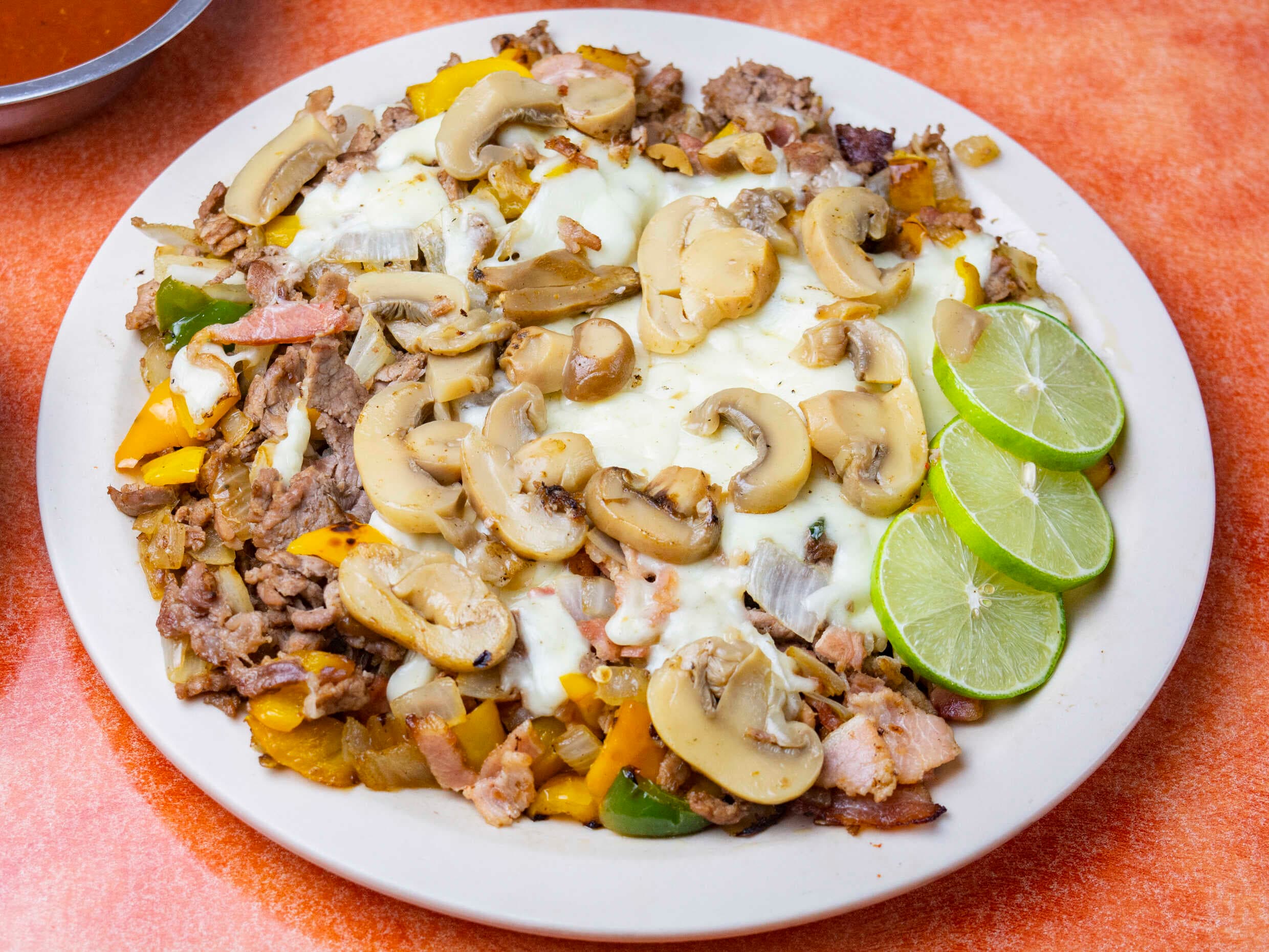 Alambre de Bisteck con Champiñones