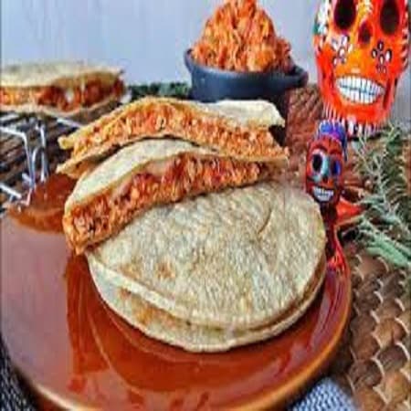 QUESADILLA DE TINGA DE POLLO