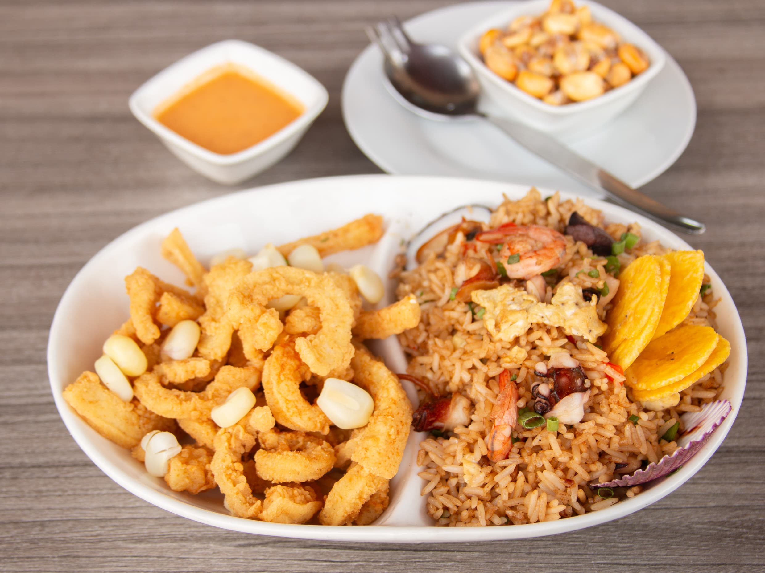 Arroz Chaufa de Mariscos y Chicharrón