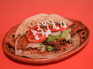 Quesadilla de harina de milanesa de res