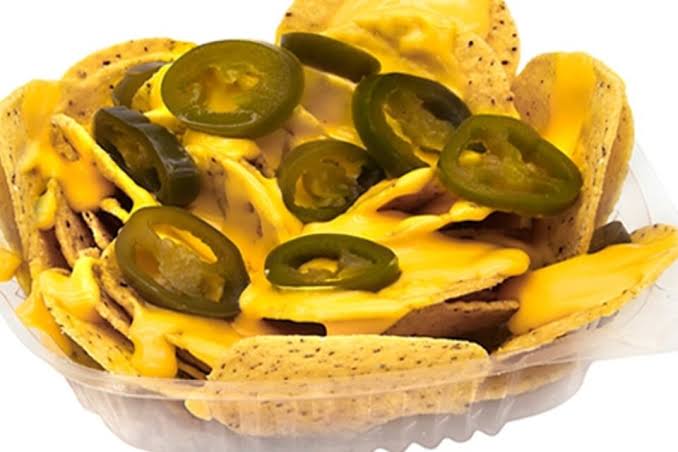 Nachos con queso y jalapeño