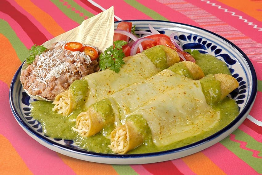 Enchiladas Suizas Rellenas de Pollo con Bistec
