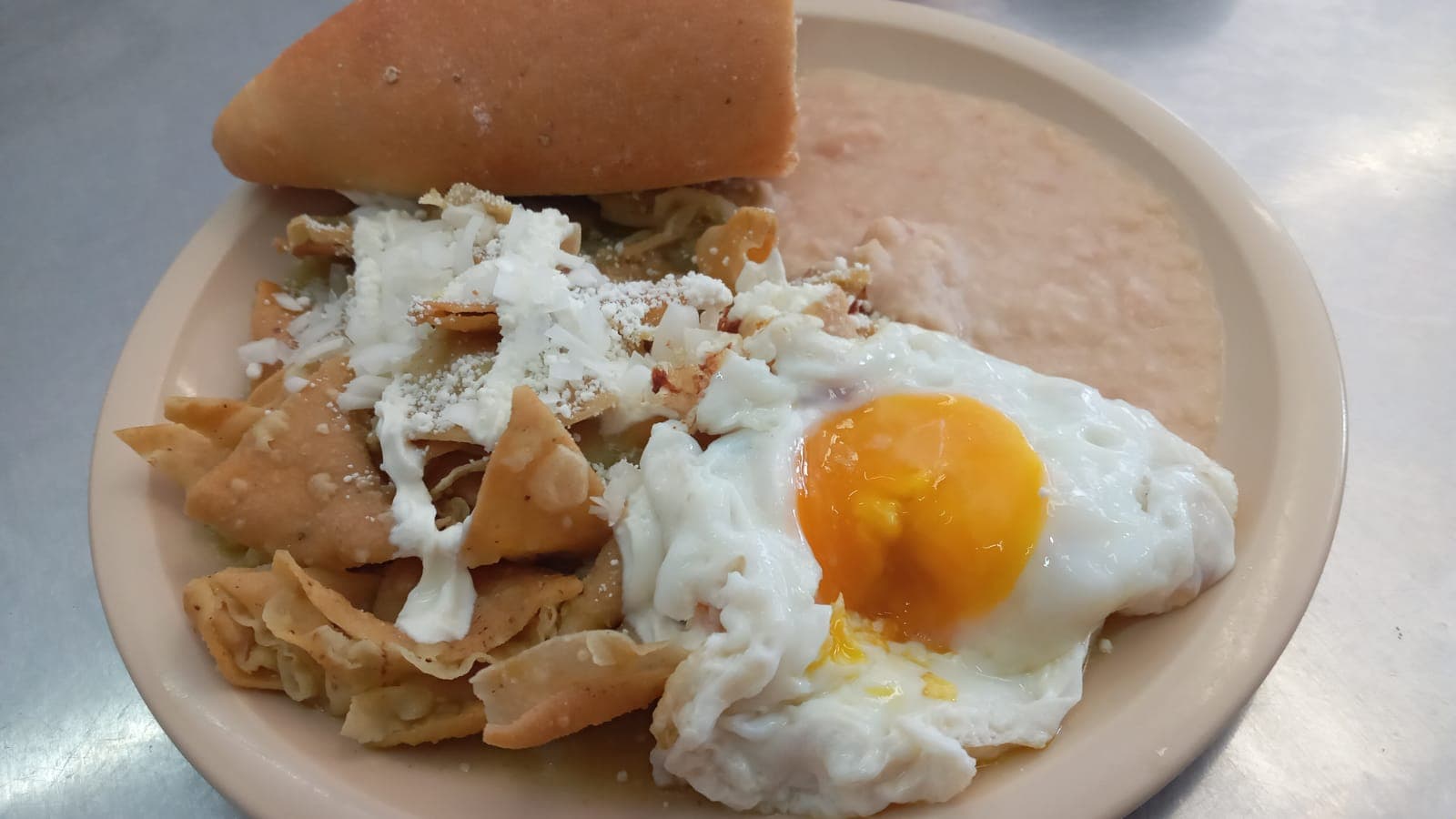 Chilaquiles Rojos con 2 pz Huevo Estrellado