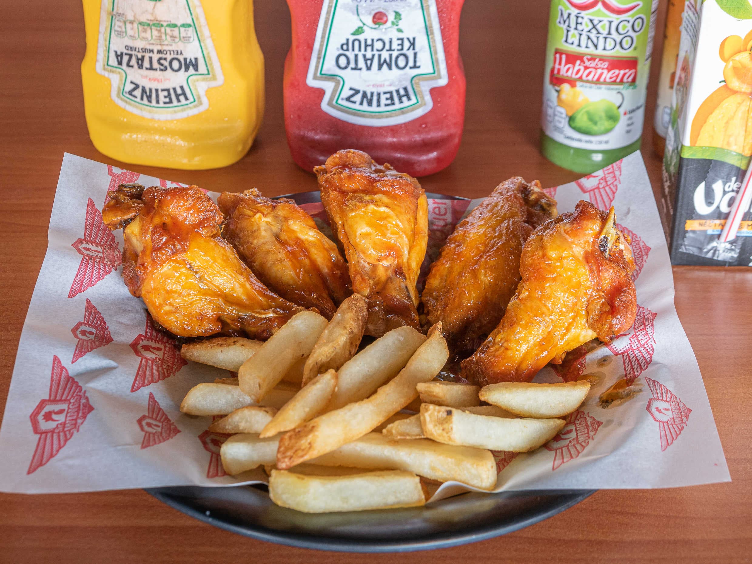 ALITAS, PAPAS Y JUGO