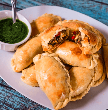 Empanada de Carne Con Pasas