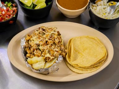 Papa con Bistec con Queso