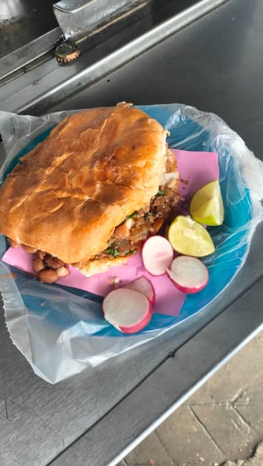 Deliciosa Torta de Birria