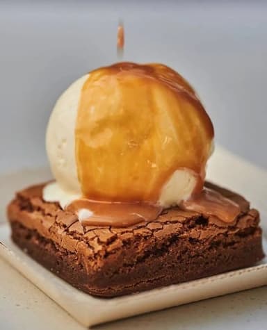 Brownie Tradicional con Helado