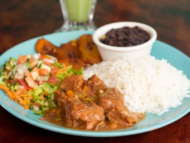 Casado con Carne en Salsa + Bebida