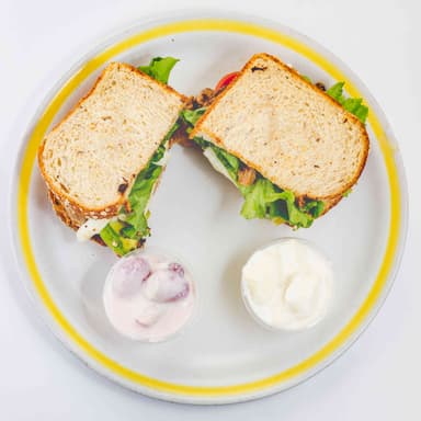 Paquete #5 Sandwich, Café,  Pan y Fruta