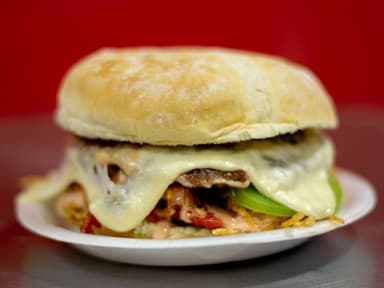 Combo Hamburguesa de Pollo + Salchipapa + CocaCola
