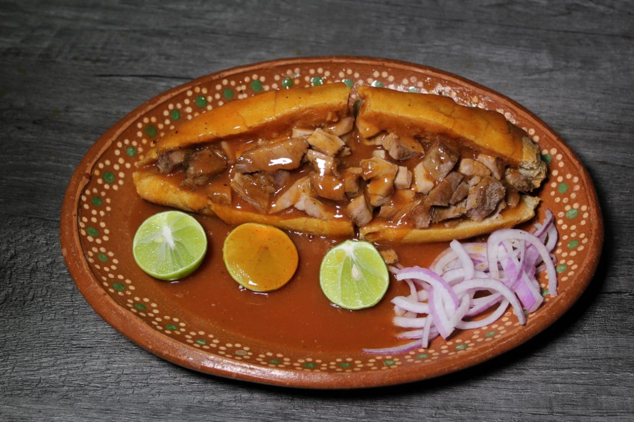 1 Torta Ahogada de carnitas + 1 Agua Fresca 500 ml