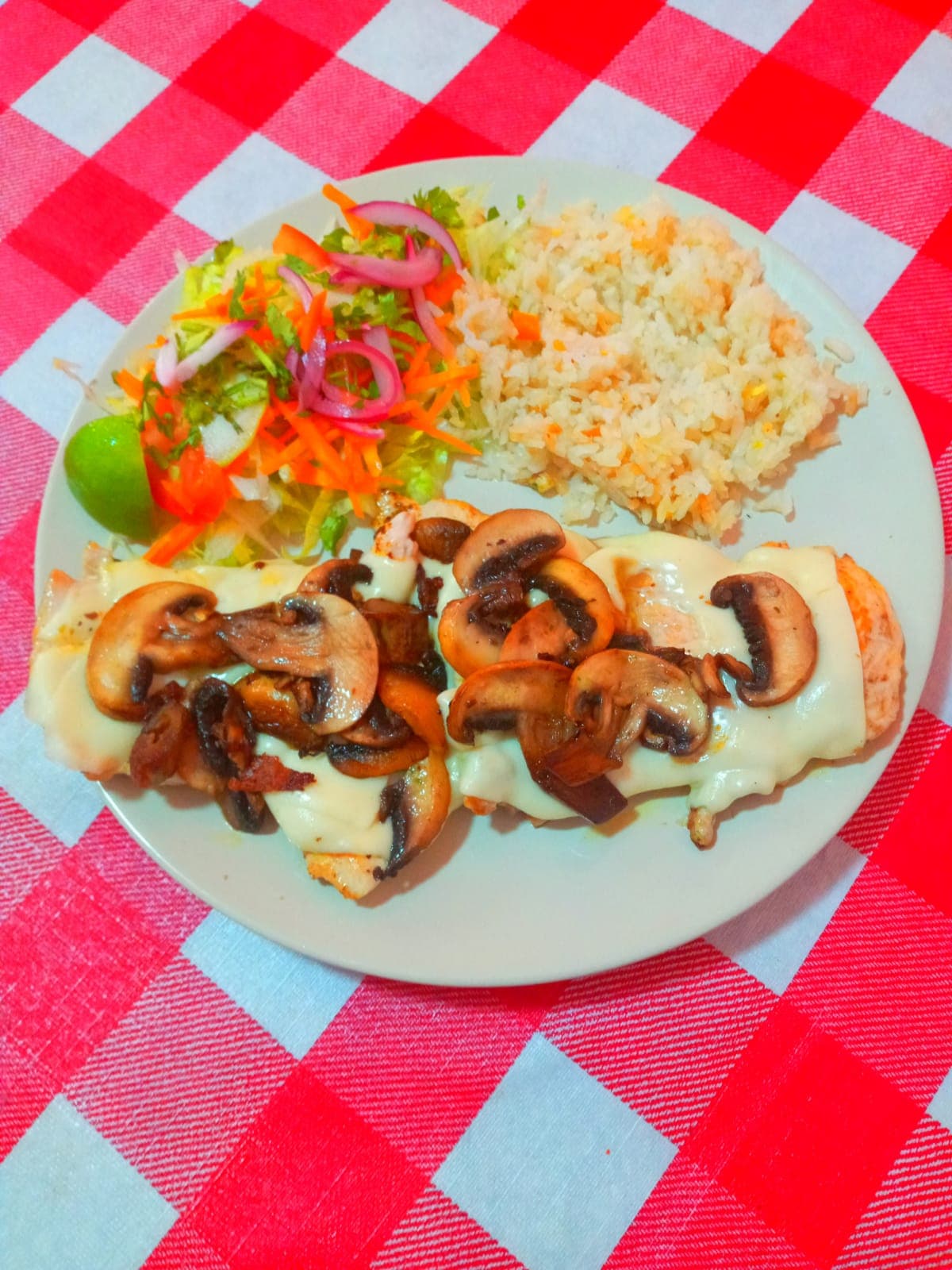 Pechuga Gratinada con Champiñones