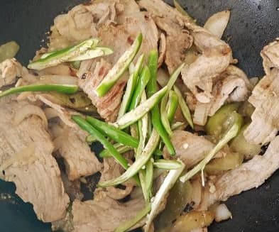 Bistec a la Plancha con Cebolla y Chiles Toreados