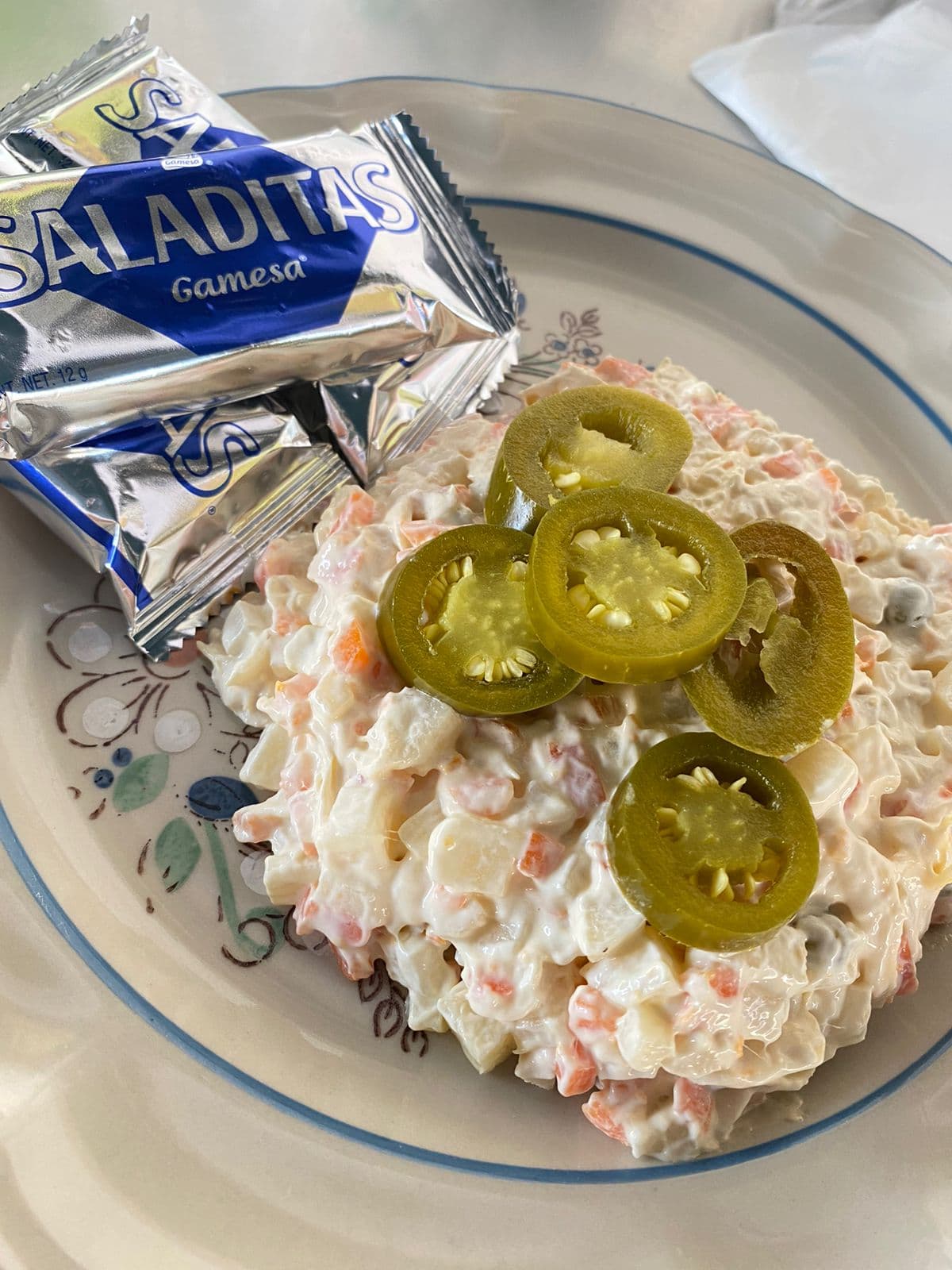 Ensalada de Pollo con Galletas Saladas