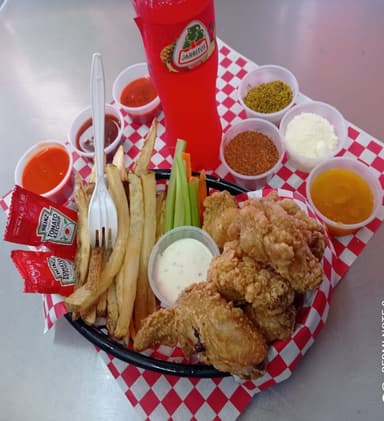 6 alitas🍟🍗😋