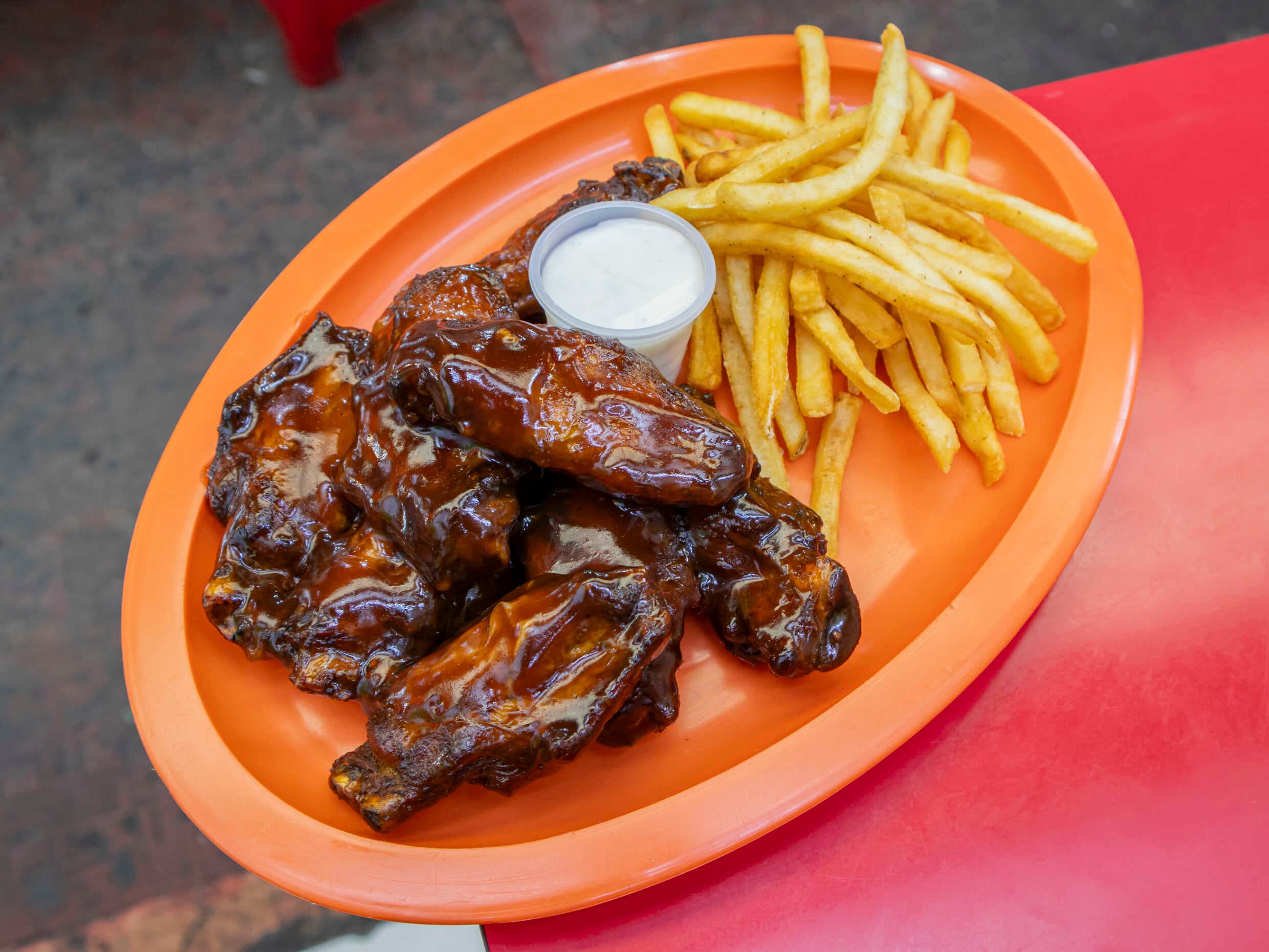 10 alitas con papas