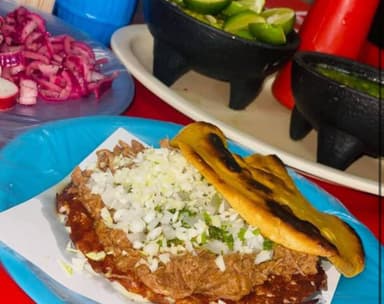 Tostada de Birria con Queso