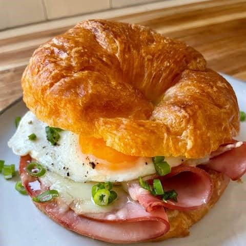 Croissant de Jamón con Huevo