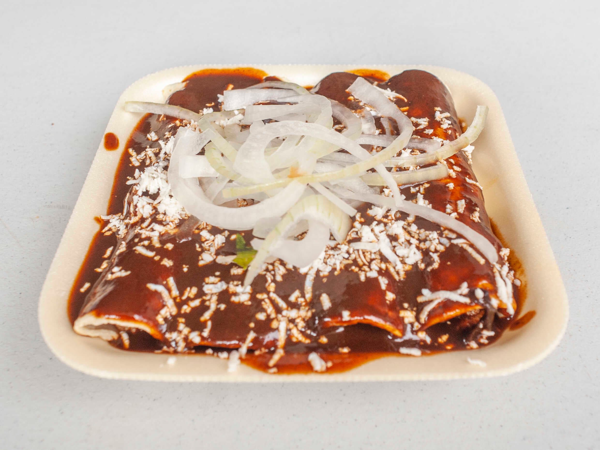 Enchiladas de Mole (1 pza)