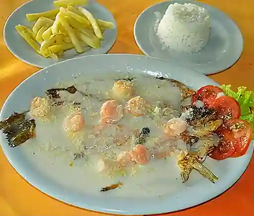 Trucha al Ajillo con Camarones