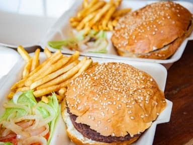 2 HAMBURGUESAS CON 1 PORCIÓN DE PAPAS Y QUESO
