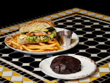 1/2 Tuna melt, papas o ensalada y galleta
