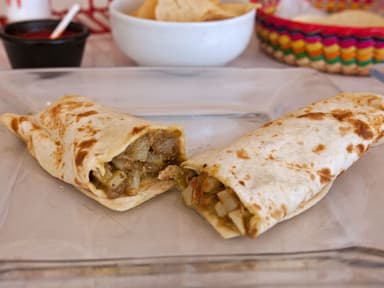 Burrito de Deshebrada de Res en Salsa Roja