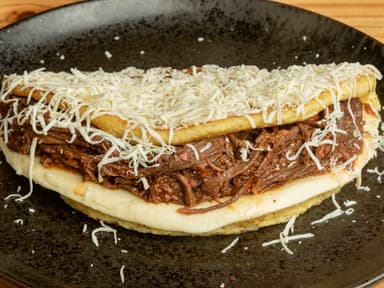 Cachapa con Queso de Mano con Carne Desmechada