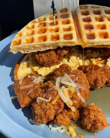 Chicken And Waffles Sándwich