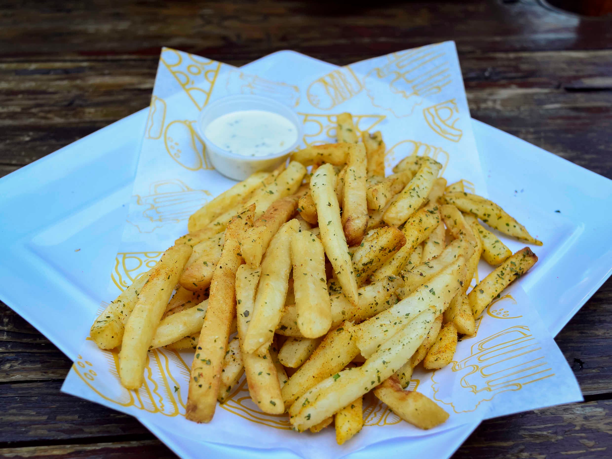 Papas a la francesa con queso  tocino