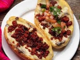 Molletes con Chorizo