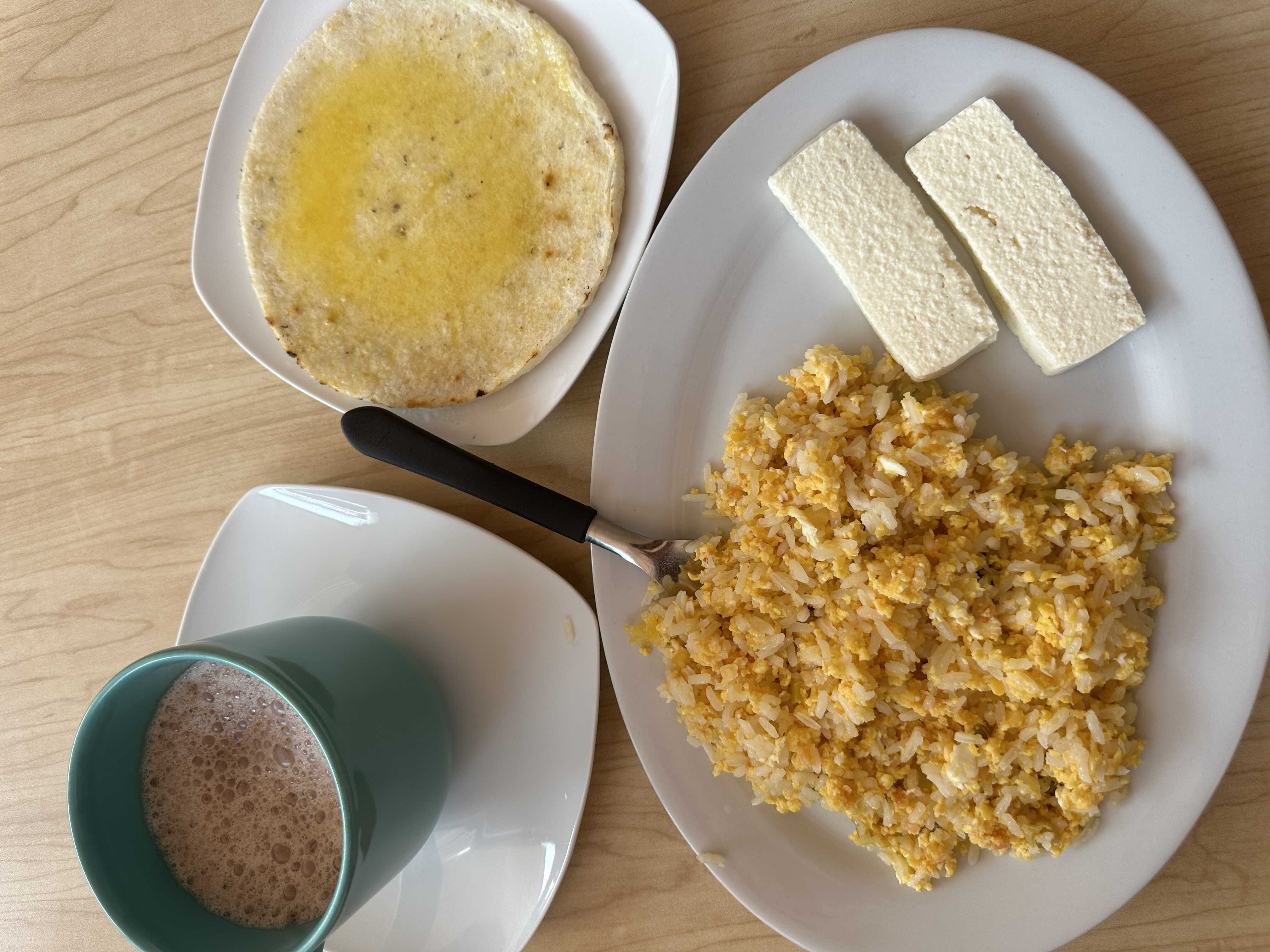 Desayuno huevos con arroz