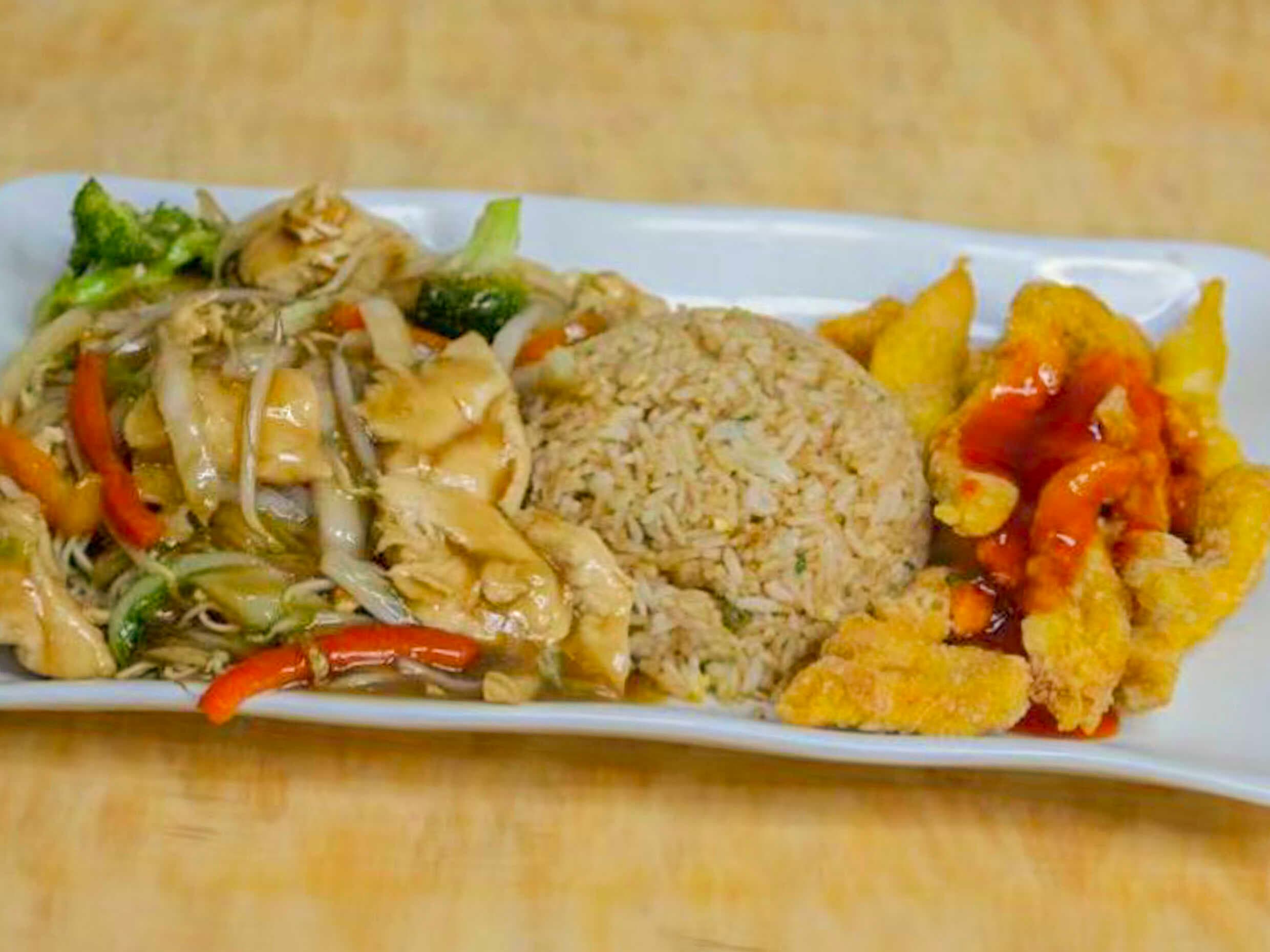 Pollo Tipakay más Tallarín con Pollo y Chaufa