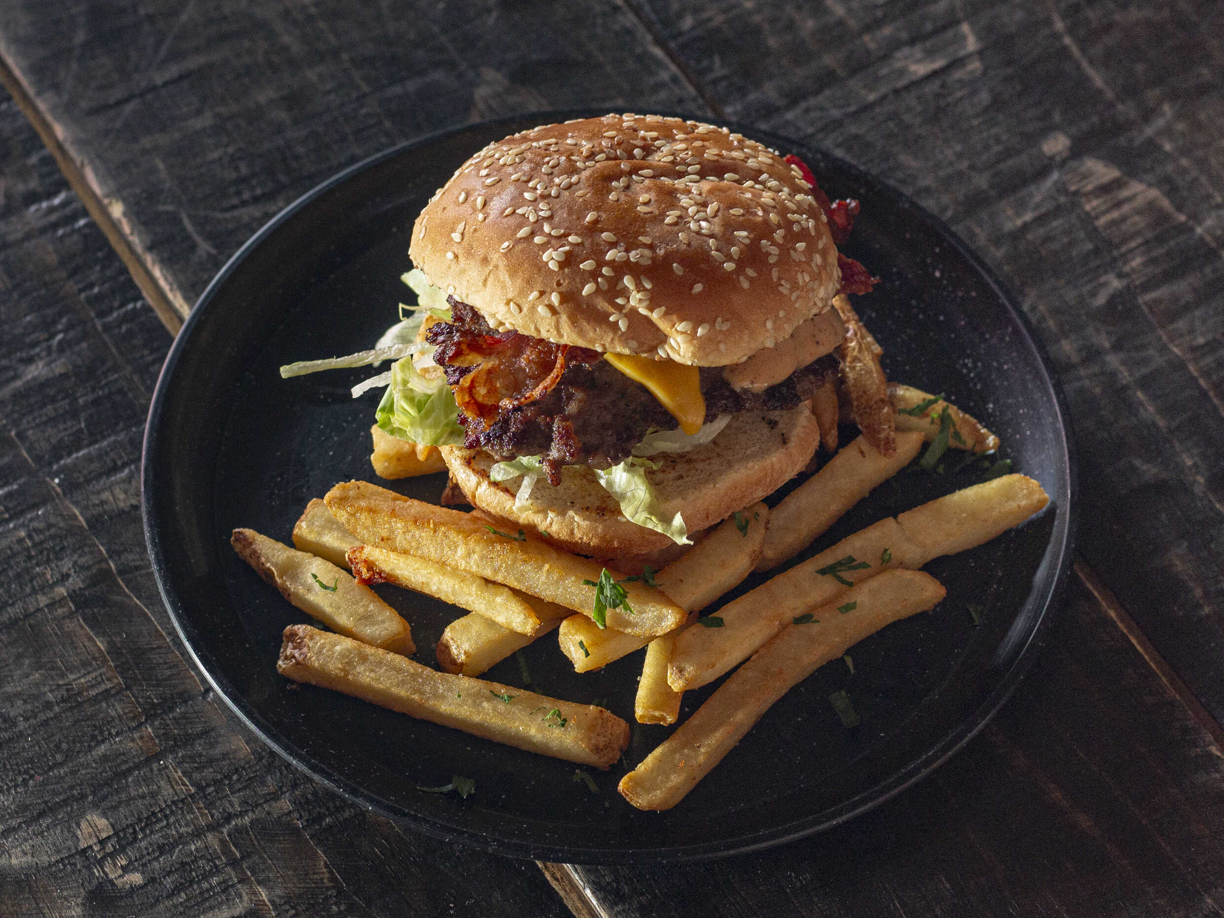 Hamburguesita de res con papas fritas