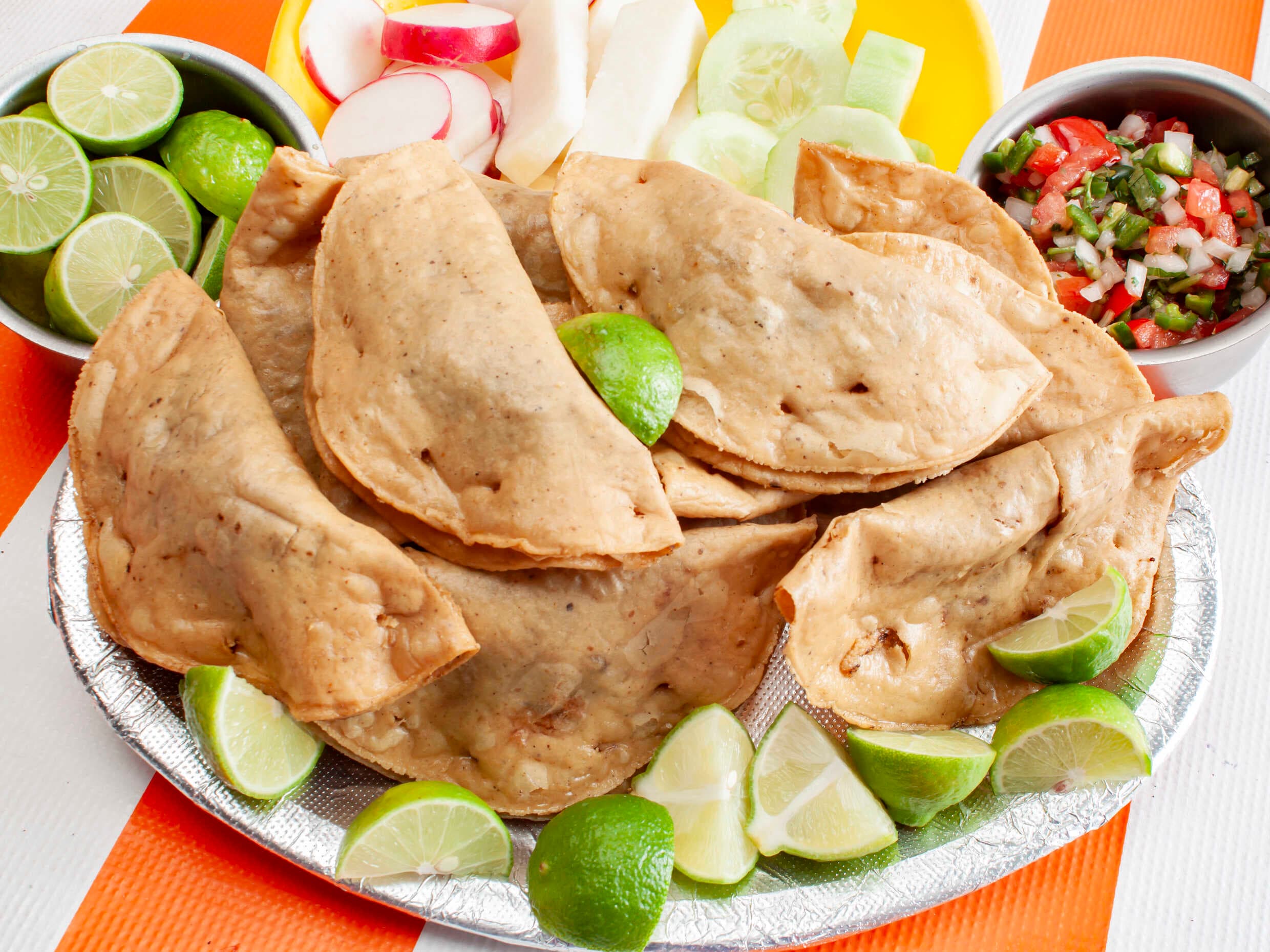 Quesadillas de Sesos y Carnitas