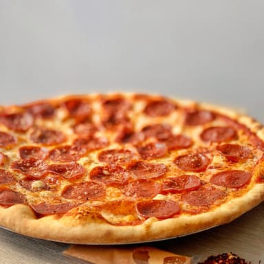 Pizza Pepperoni + Ensalada césar + Limojito 1L