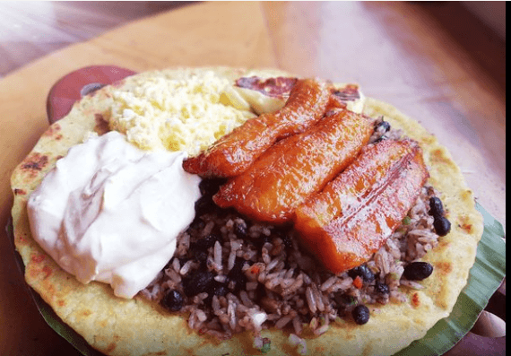 Gallo Pinto con Natilla, Salchichón y  Tortilla.