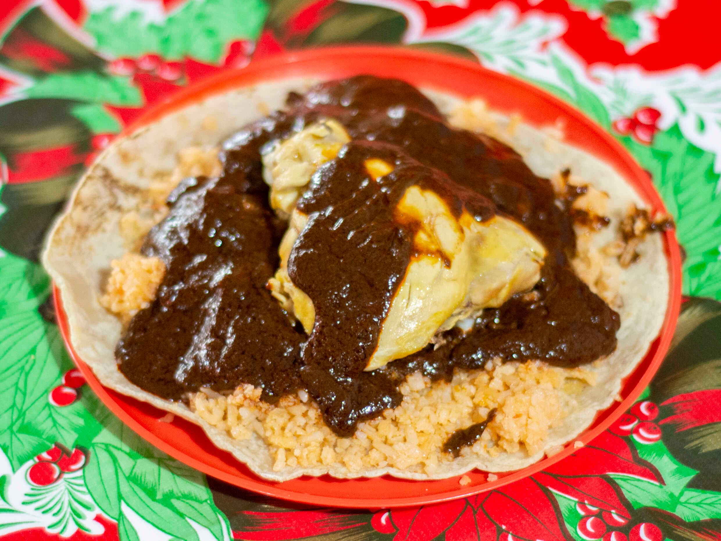 MOLE ROJO CON POLLO