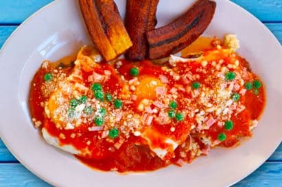 Huevos Motuleños con Frijoles