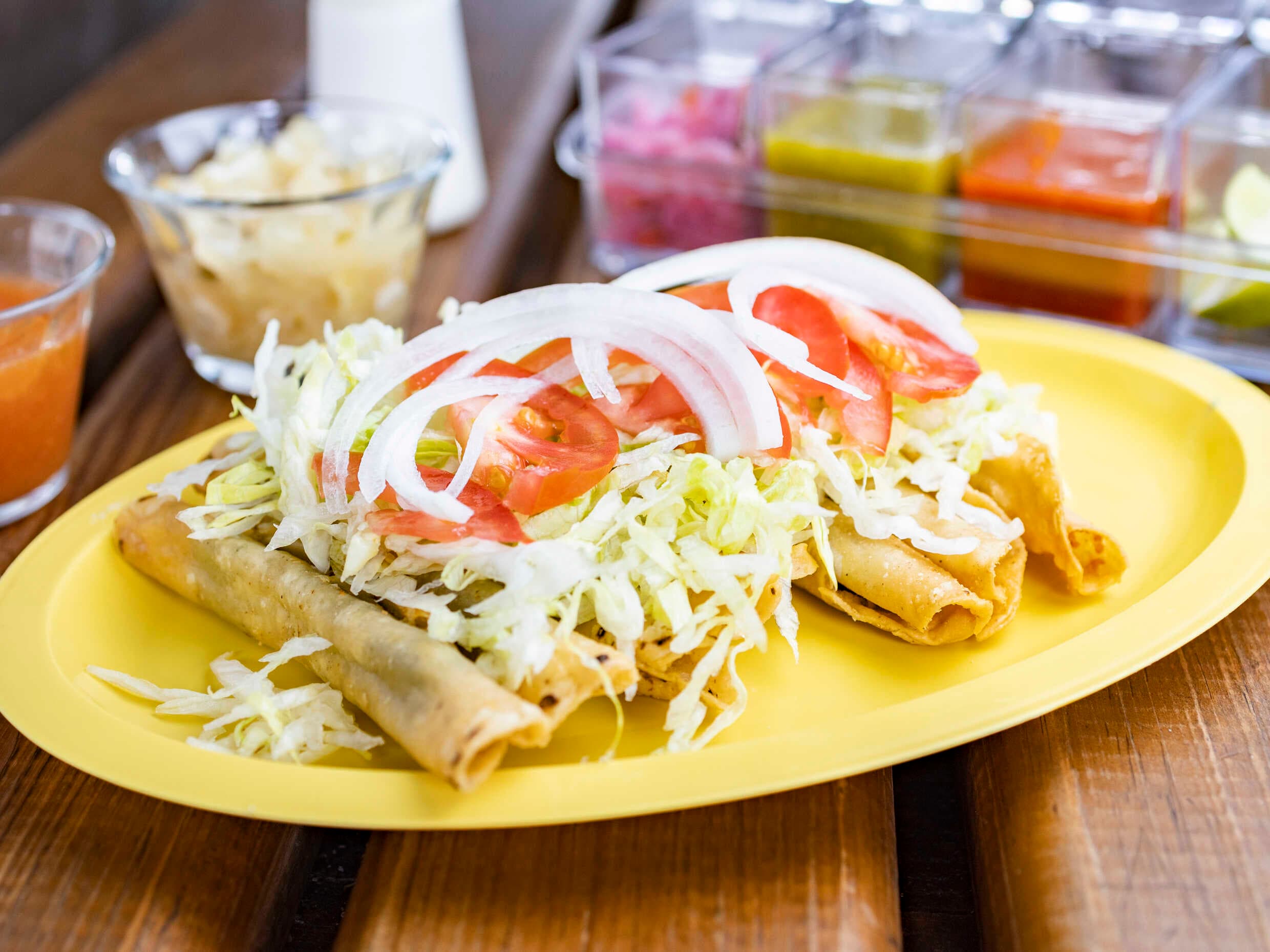 Orden de Tacos Dorados Surtidos 8 Pzas