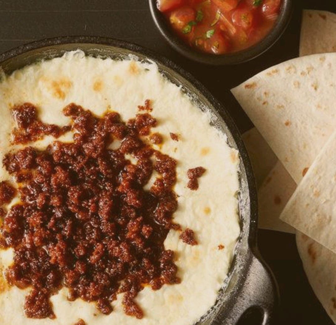 Queso Fundido con Chorizo