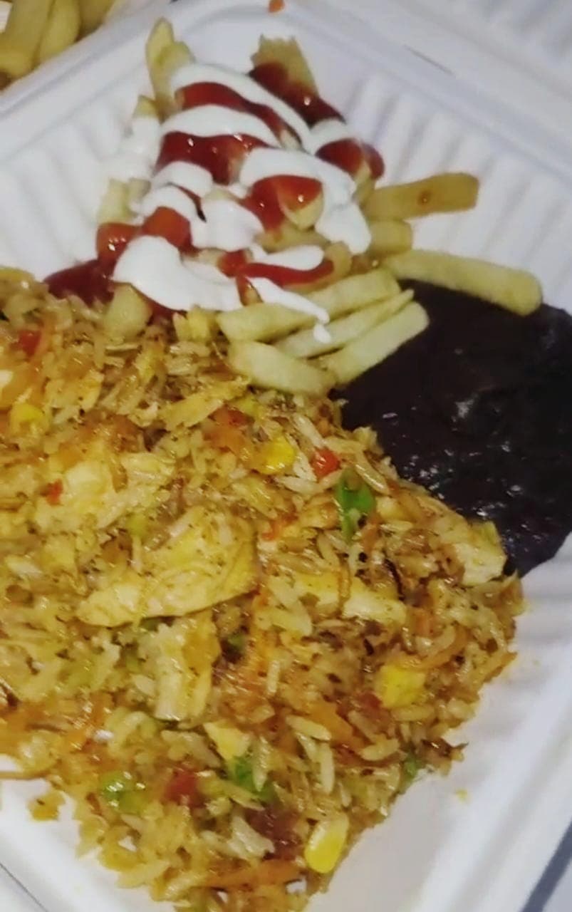 Arroz con Pollo con Frijoles y Papas