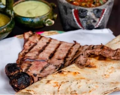 Tlayuda con cecina
