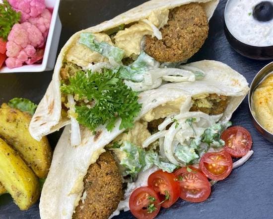 Falafal Pita Pocket + Papas + 2 Salsa Chutney
