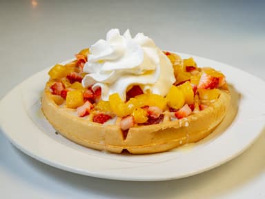 Waffle de Lechera,duraznos,fresas y Crema Batida