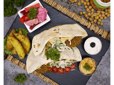 Sheesh Kebab Pollo Pita + Papas + Dips + Ensalada